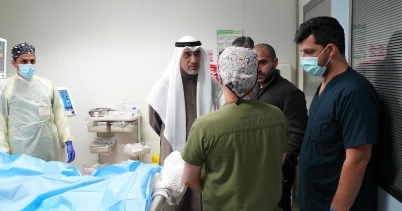 اليوسف لدى زيارته المصابين في مستشفى العدان