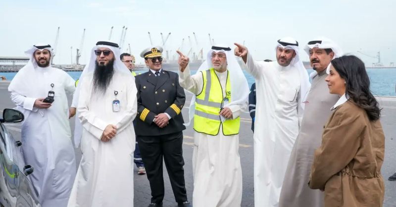 سمو رئيس مجلس الوزراء يتفقد ميناء الشعيبة