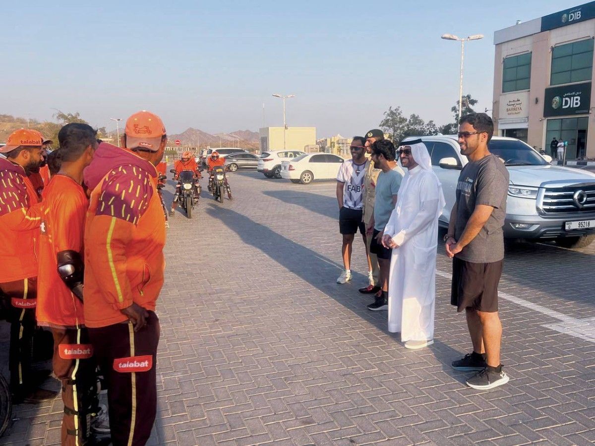 مركز شرطة حتا يعزز الوعي المروري لسائقي دراجات التوصيل