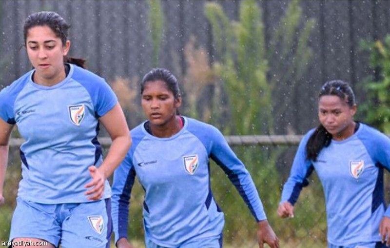 أطقم صغيرة تورط سيدات الهند