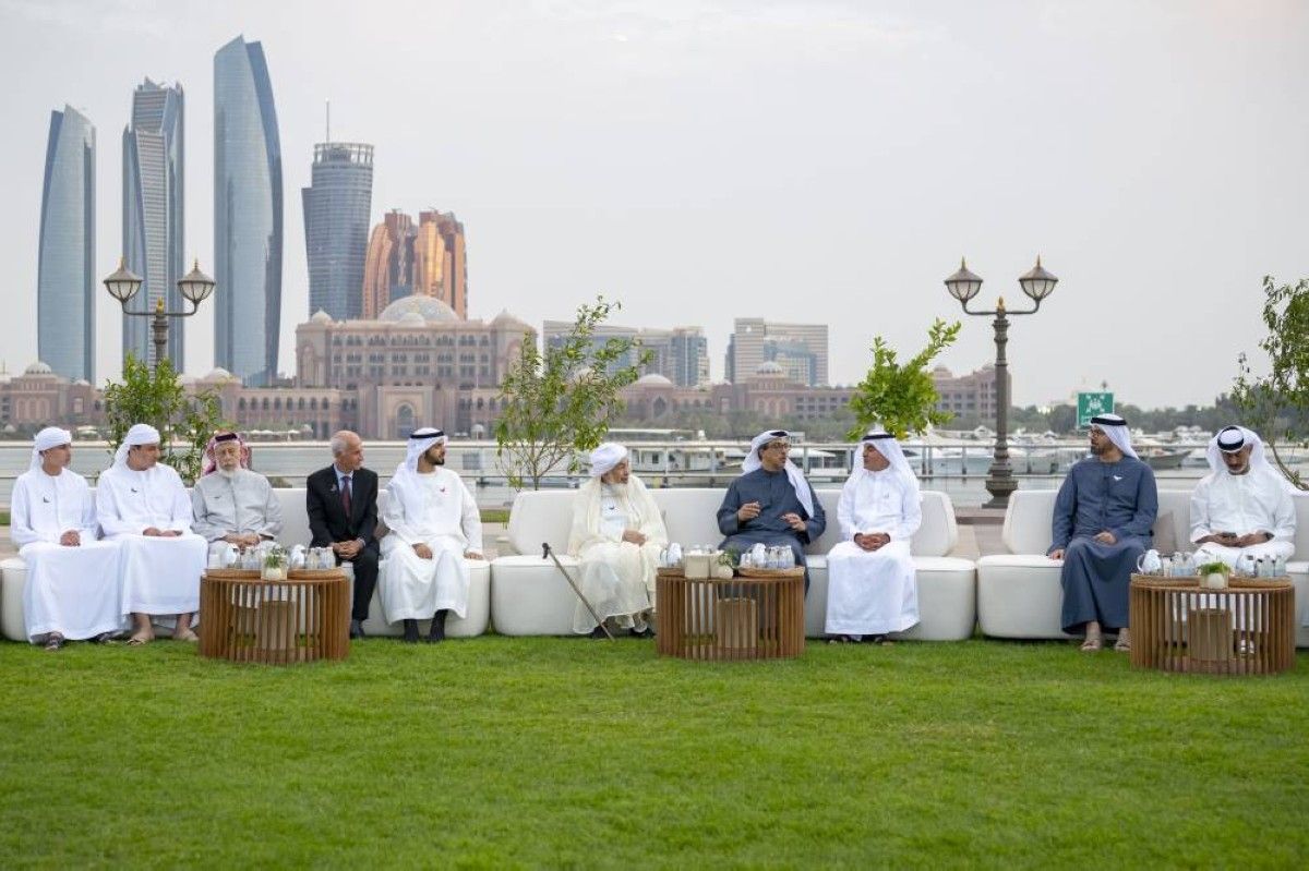 منصور بن زايد يشارك ممثلي الشؤون الإسلامية والأوقاف والزكاة والقطاع المصرفي والقيادات الإعلامية مأدبة الإفطار الرمضانية