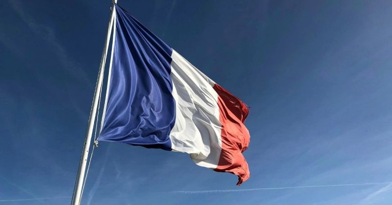 السفارة الفرنسية تغلق مبناها مؤقتاً أمام الجمهور وتوصي رعاياها بالالتزام بالتعلميات