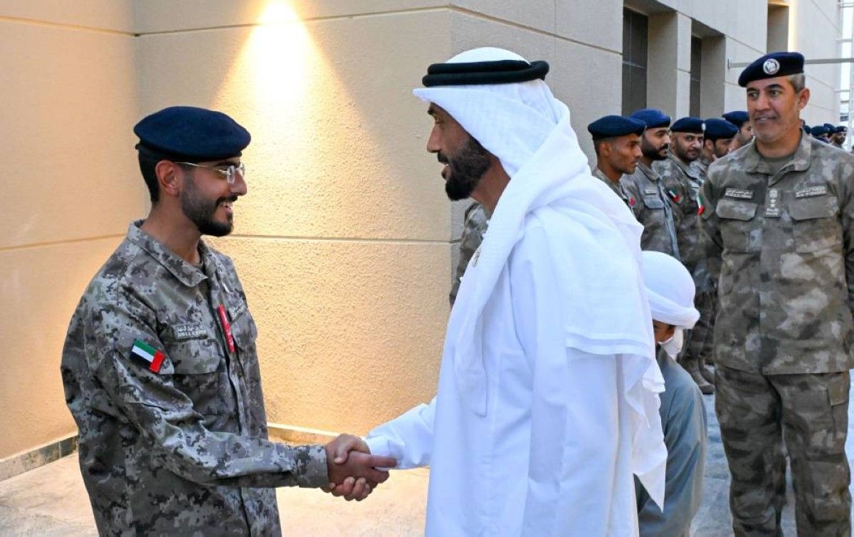 نهيان بن زايد يشارك مجندي الخدمة الوطنية وأسرهم مبادرة "فطوركم عند عيالكم" في العين