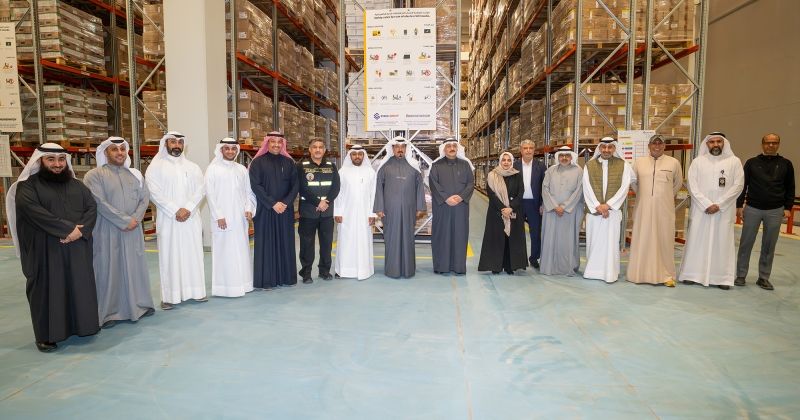 رئيس الوزراء تفقد مستودع الأدوية والمستلزمات الطبية برفقة وزير الصحة