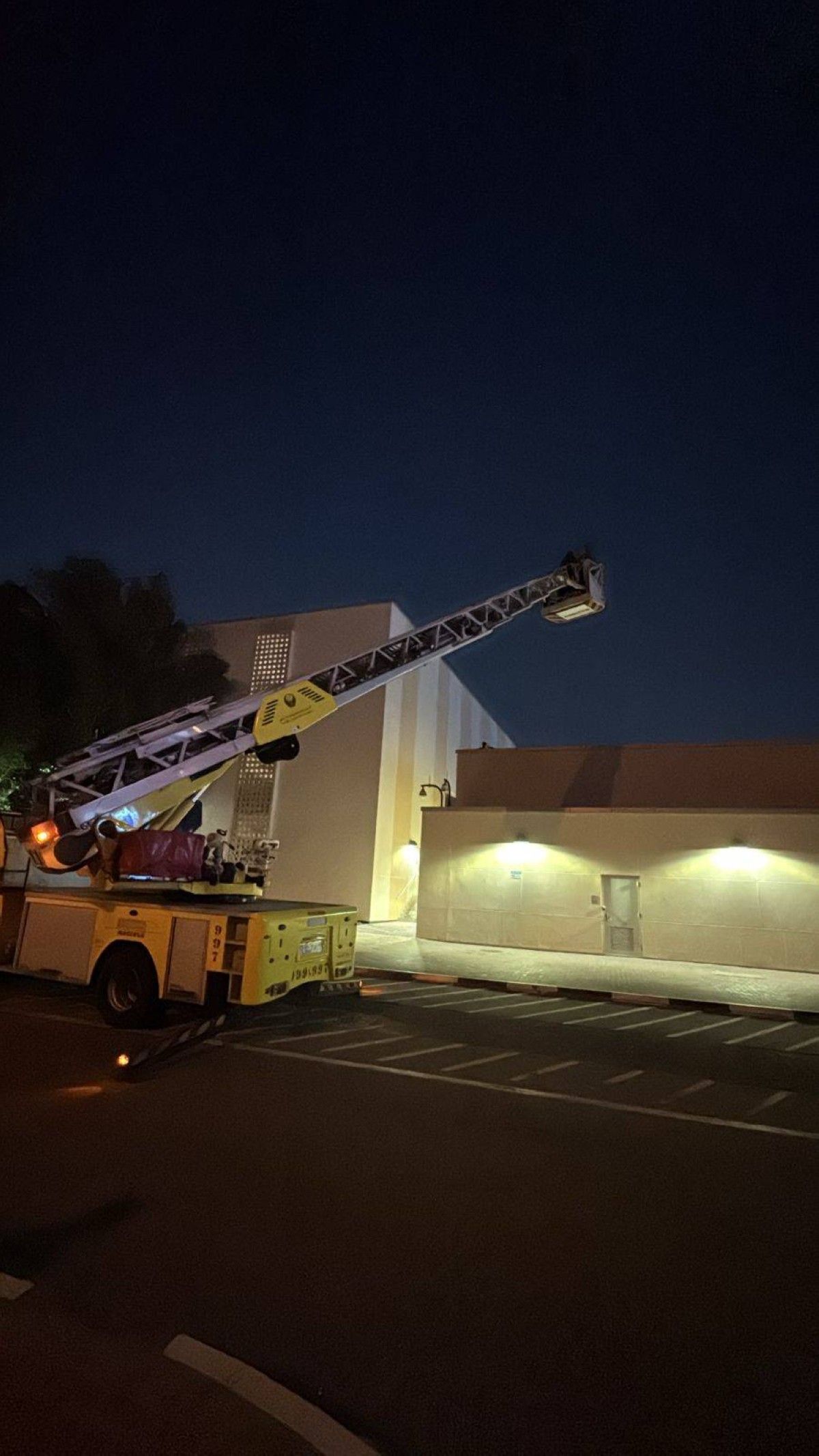 إخماد حريق محيط القنصلية الأمريكية بدبي بالكامل