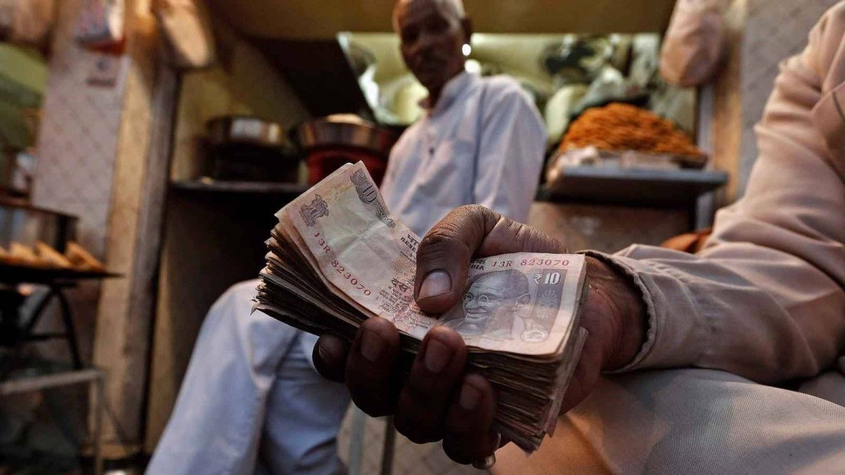 الروبية الهندية تسجل أدنى مستوى لها على الإطلاق