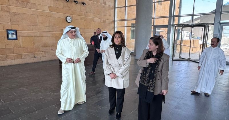 مديرة الجامعة خلال جولتها بمبنى علوم البحار في الفنطاس