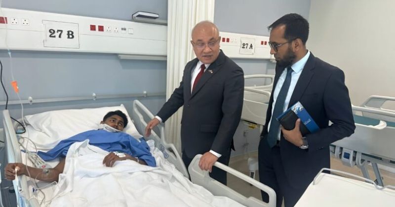 سفير بنغلاديش مطمئناً على أحد المصابين