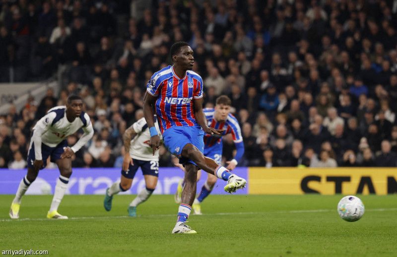 خطر الهبوط يقترب.. بالاس يعمق جراح توتنام بثلاثية