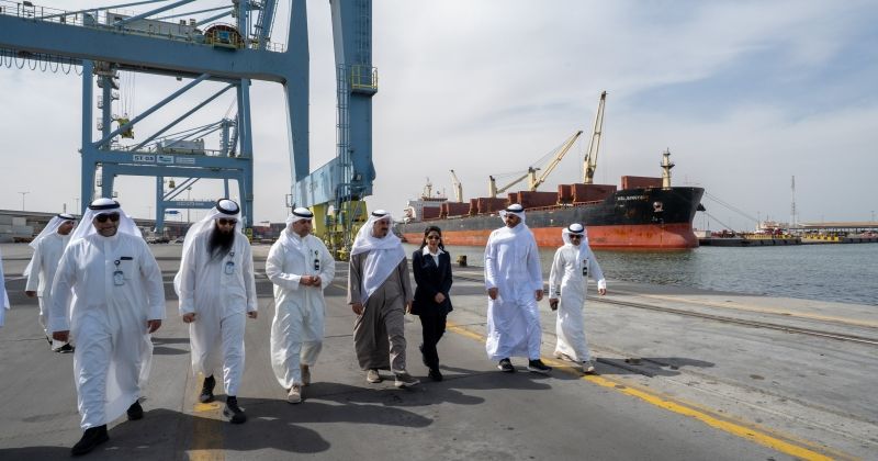 رئيس الوزراء يقوم بزيارة تفقدية إلى ميناء الشويخ