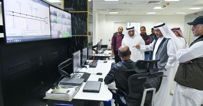 العمر مستمعاً إلى شرح عن جاهزية مرافق وزارة الاتصالات