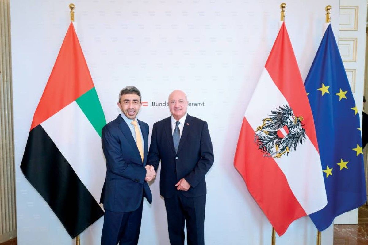 عبدالله بن زايد يبحث ومستشار النمسا الاعتداءات الصاروخية الإيرانية الغاشمة على الإمارات ودول المنطقة