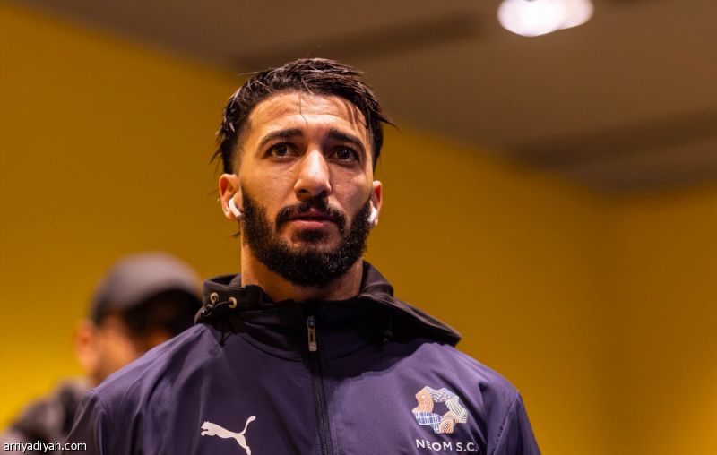 نيوم يبدّل نصف التشكيل أمام النصر