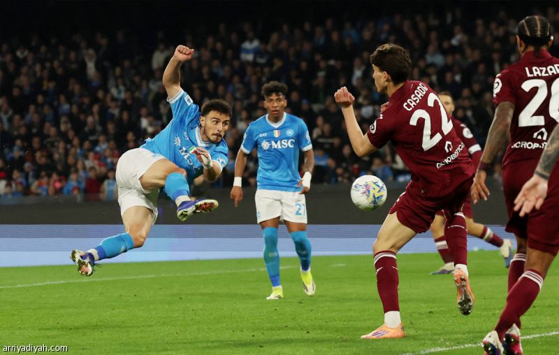 نابولي يضيق الخناق على ميلان