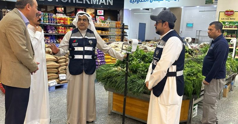 فرق «التجارة» تبدأ جولاتها للتأكد من تثبيت أسعار السلع الغذائية