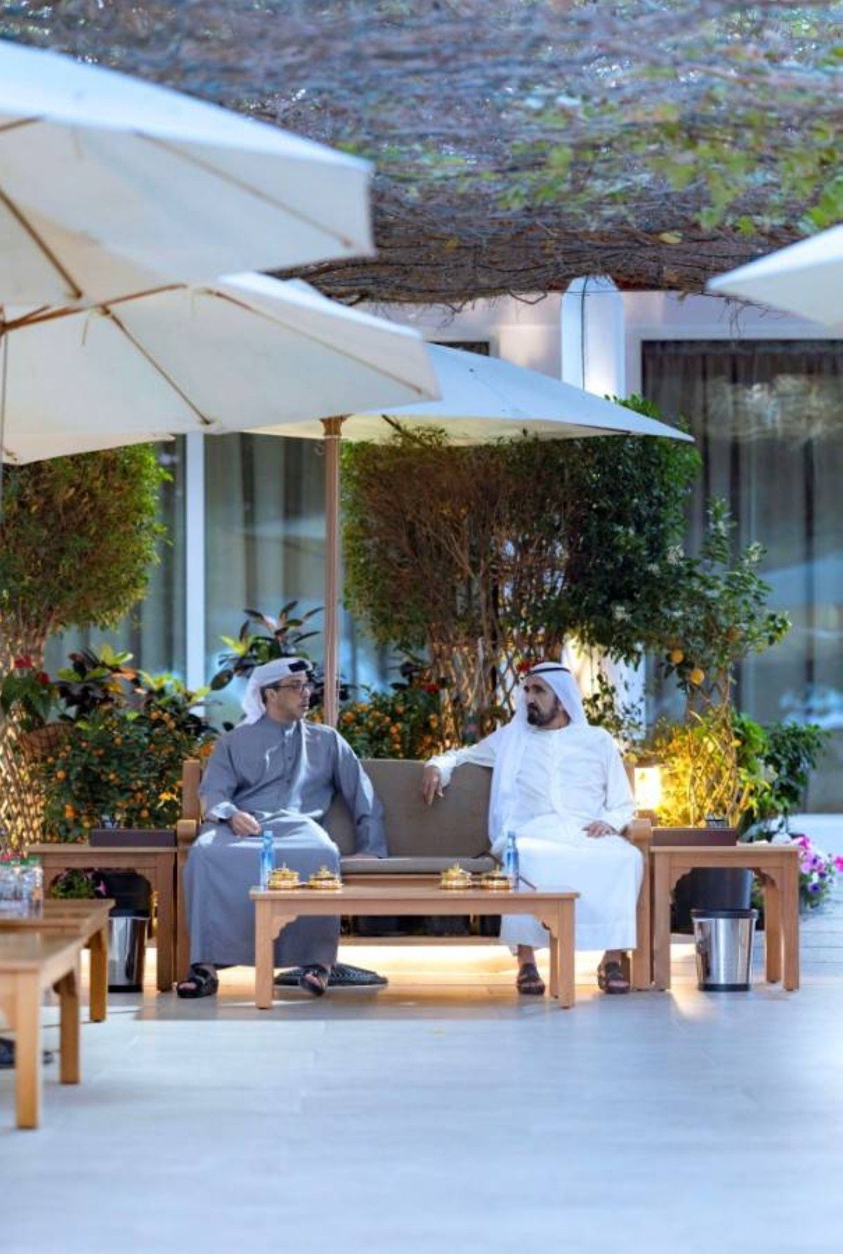 محمد بن راشد يلتقي منصور بن زايد ويبحث معه سبل تعزيز مسيرة التنمية الشاملة في الإمارات