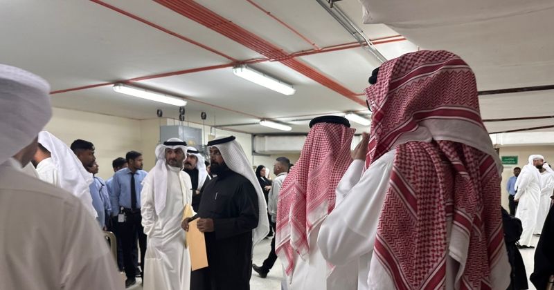 الموظفون بعد إخلائهم من المكاتب