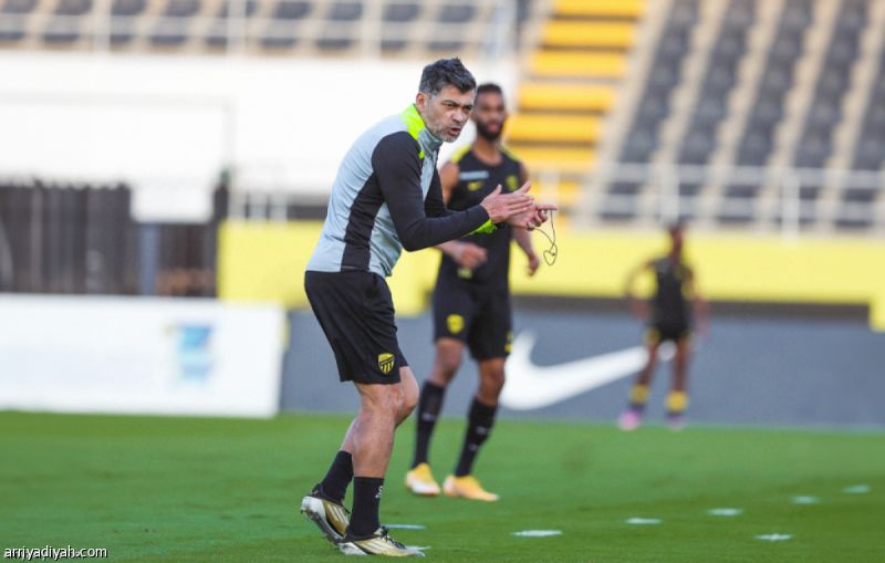 كونسيساو يفرض 60 دقيقة على 4