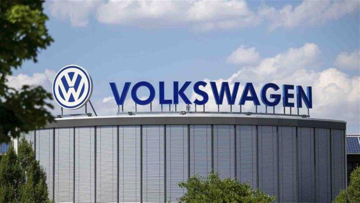 انهيار أرباح فولكس فاجن إلى النصف تقريباً في 2025