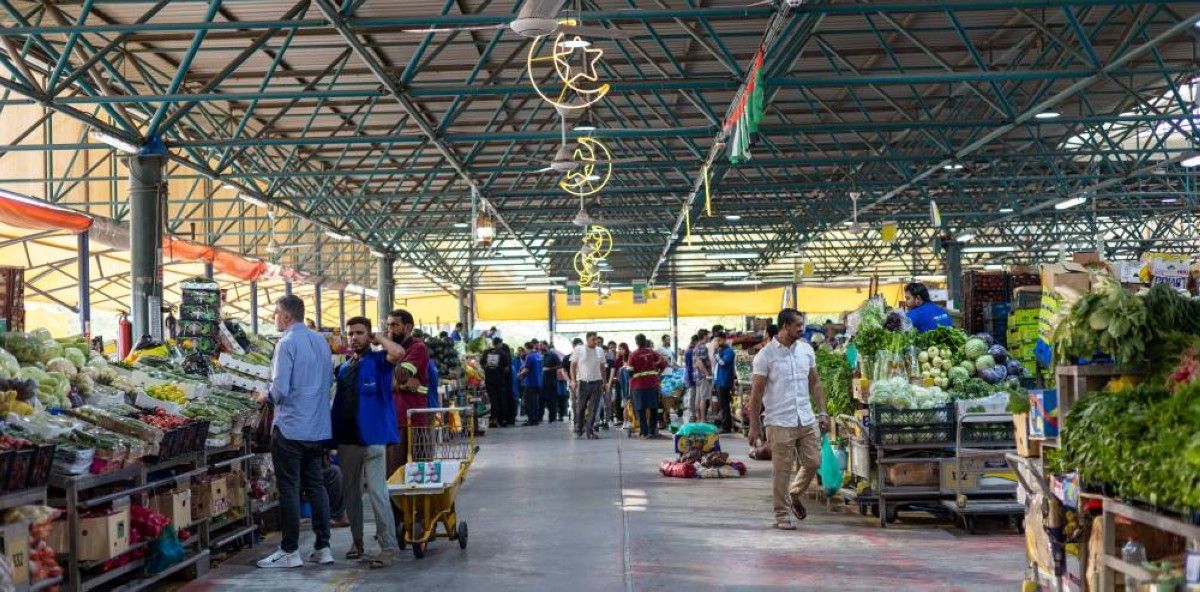 بلومبيرغ: رفوف متاجر دبي ممتلئة رغم اضطرابات الشحن