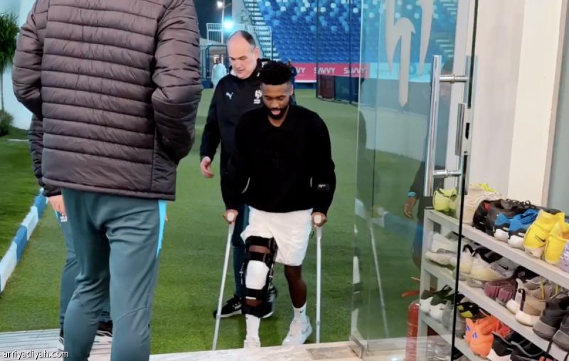 بعكازين.. عيادة الهلال تستقبل اليامي