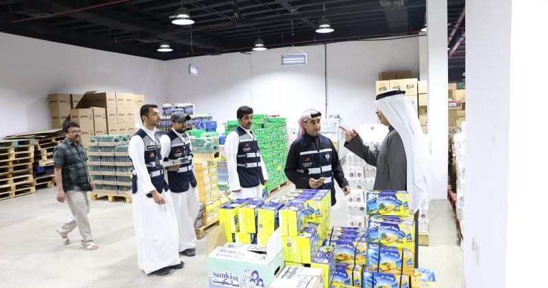 جولة تفتيشية لوزير التجارة تسفر عن ضبط مخالفات وإغلاق سوقين مركزيين