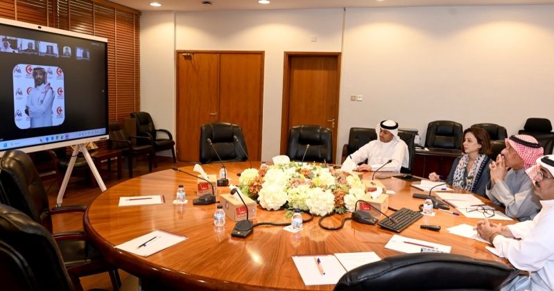 المغامس خلال مشاركته في الاجتماع عبر الاتصال المرئي