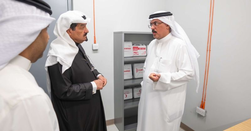 رئيس الوزراء يقوم بزيارة تفقدية إلى مبنى وزارة التربية