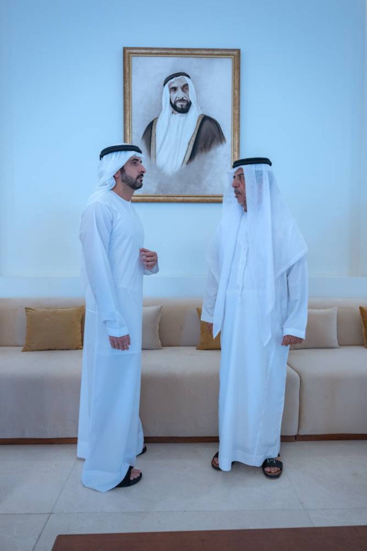 حمدان بن محمد يقدم واجب العزاء إلى أسرة شهيد الوطن والواجب النقيب طيار سعيد راشد البلوشي