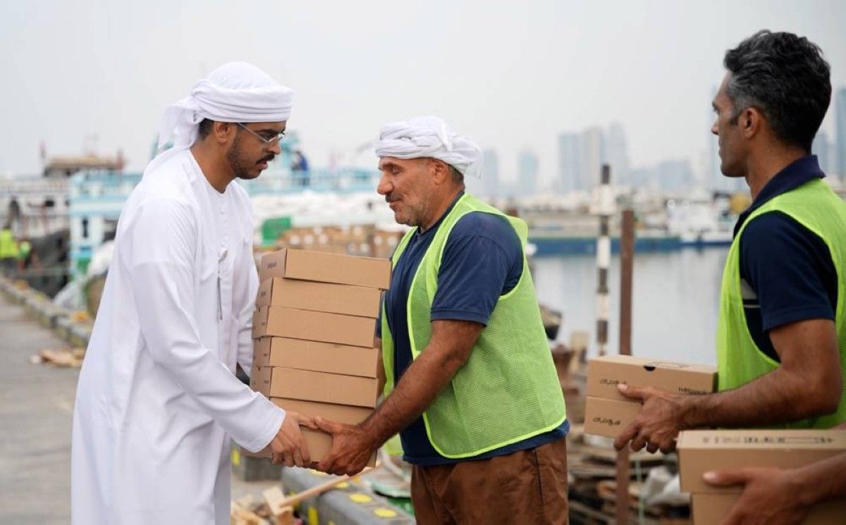 إقامة دبي توزع 135 ألف وجبة إفطار على العمال ضمن مبادرة "حافلة الخير"