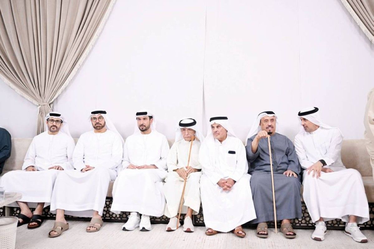 سيف بن زايد يعزي ضاحي خلفان في وفاة عمته