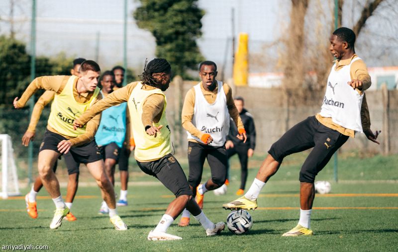 بمشاركة عبد الحميد.. لانس يخطط على الصدارة