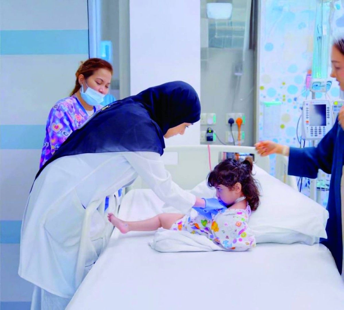 نجاح إجراء أول خزعة قلبية لطفل خضع لعملية زراعة قلب في «خليفة الطبية»