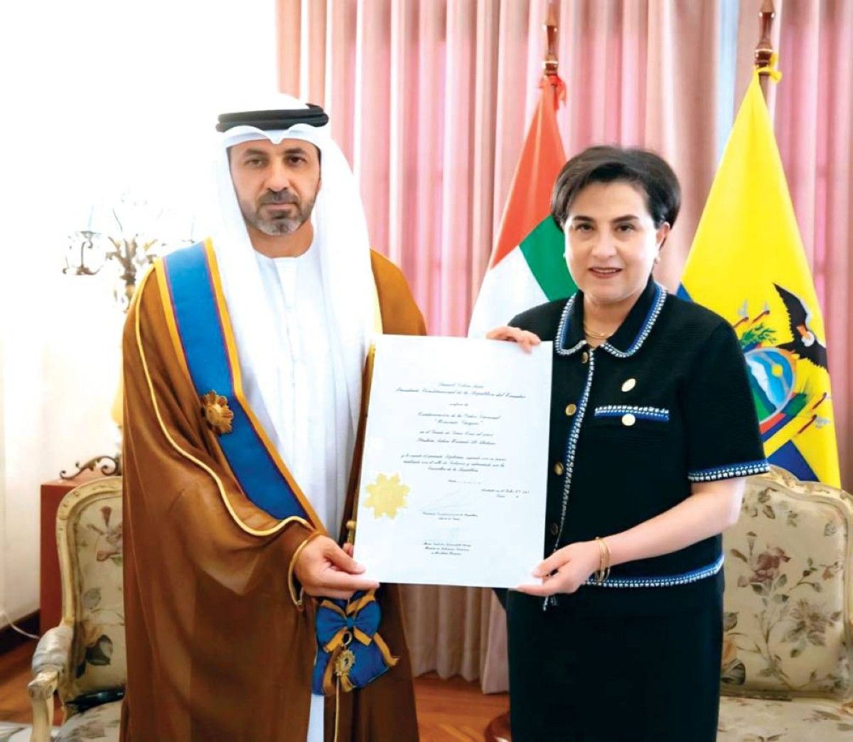 سفير الإمارات يتسلم وسام «هونوراتو فاسكيز» من وزيرة خارجية الإكوادور