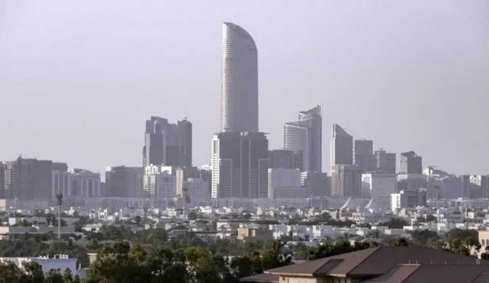 كاتب سعودي يدعو الإمارات لإغلاق الشبكات المالية التابعة للحرس الثوري ردًا على الهجمات الإيرانية