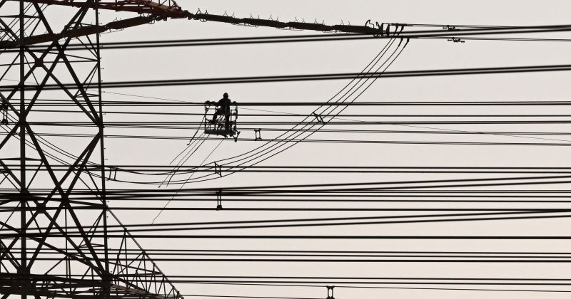 «الكهرباء» تعيد 3 خطوط هوائية للعمل