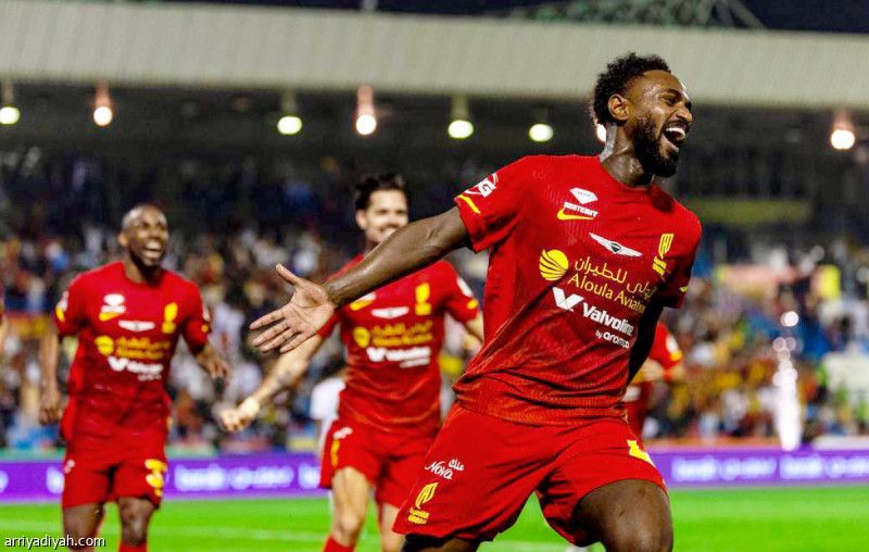 الريمونتادا الأولى تاريخيّا.. القادسية يضرب الأهلي بثلاثية