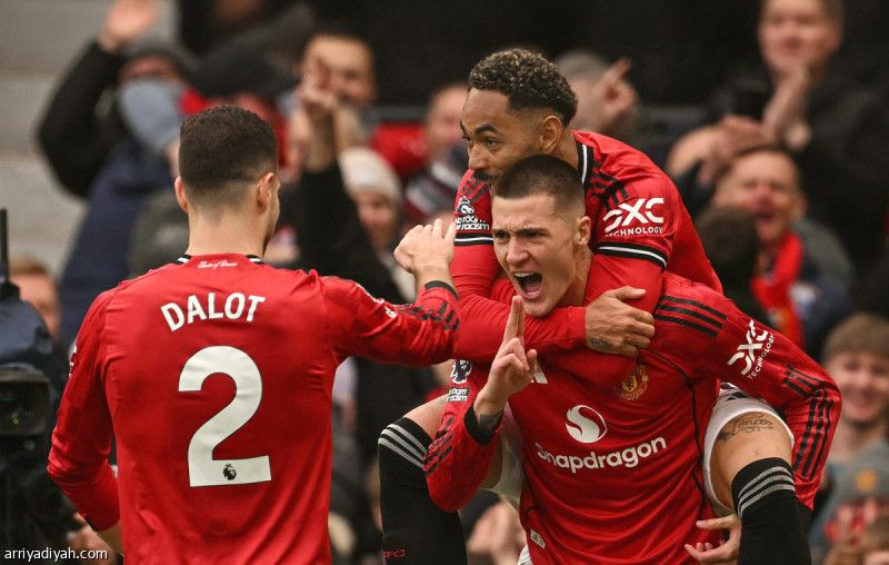 الشياطين يتخطون أستون فيلا بثلاثية