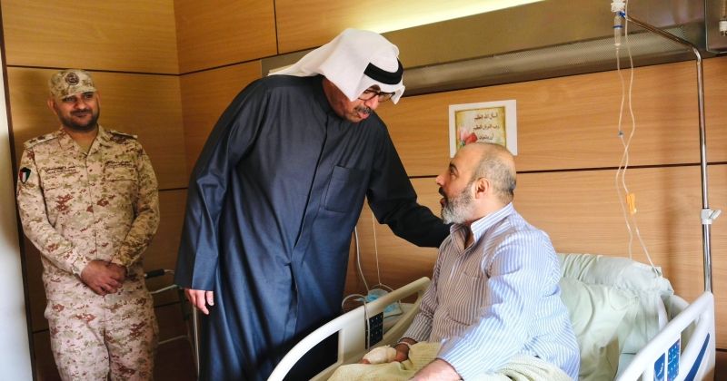 الجيش: وزير الدفاع يطمئن على صحة أحد المصابين جراء استهداف بطائرات مسيّرة معادية