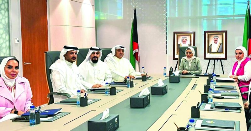 وزيرة الشؤون الاجتماعية وشؤون الأسرة والطفولة الدكتورة أمثال الحويلة خلال اجتماع سابق مع أعضاء مجلس إدارة الجمعية الكويتية للوقاية من التفكك الأسري