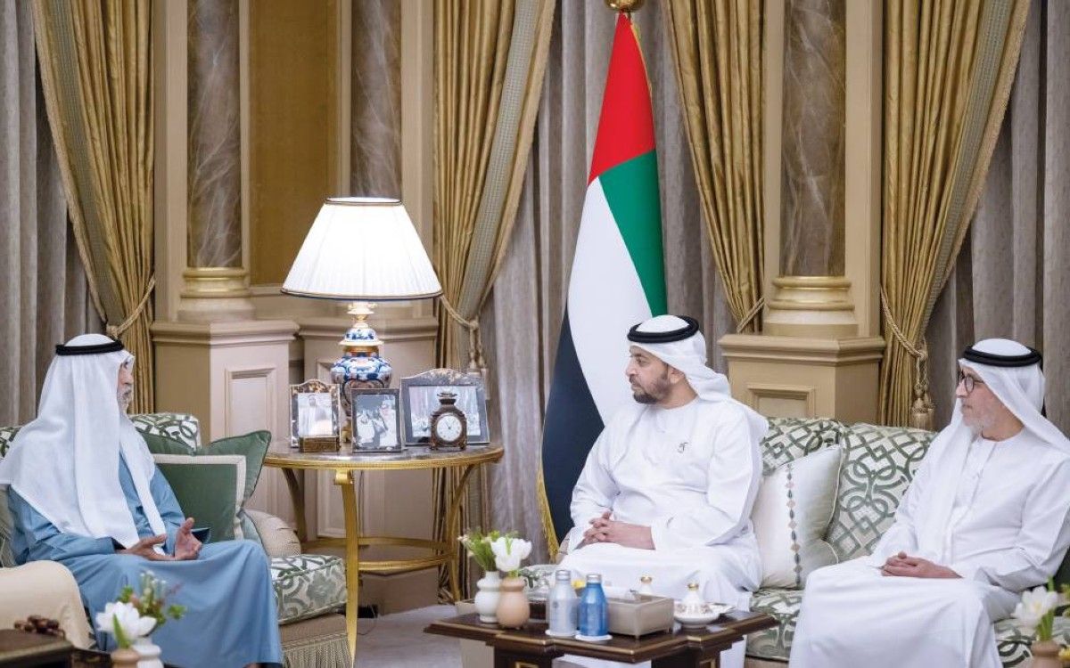 حمدان بن زايد يستقبل المهنئين برمضان