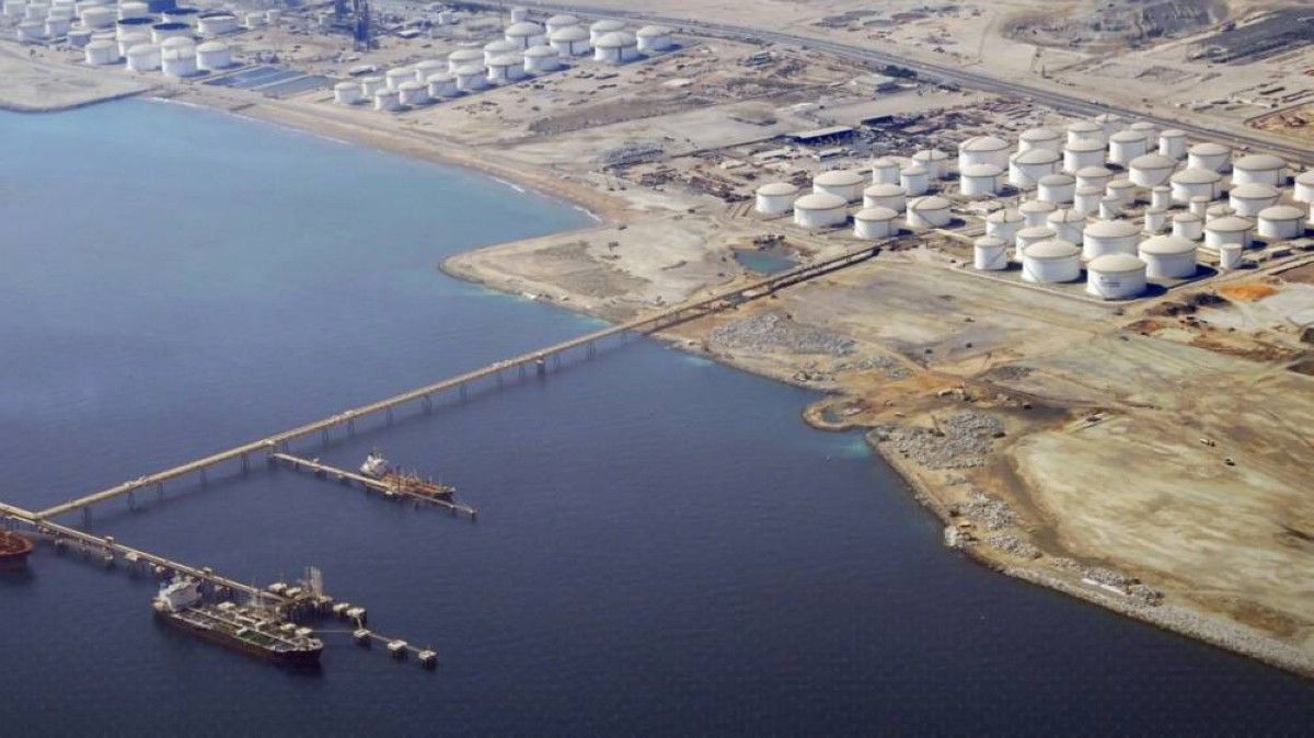 الدفاع المدني يتعامل مع حريق في منطقة الفجيرة للصناعات البترولية