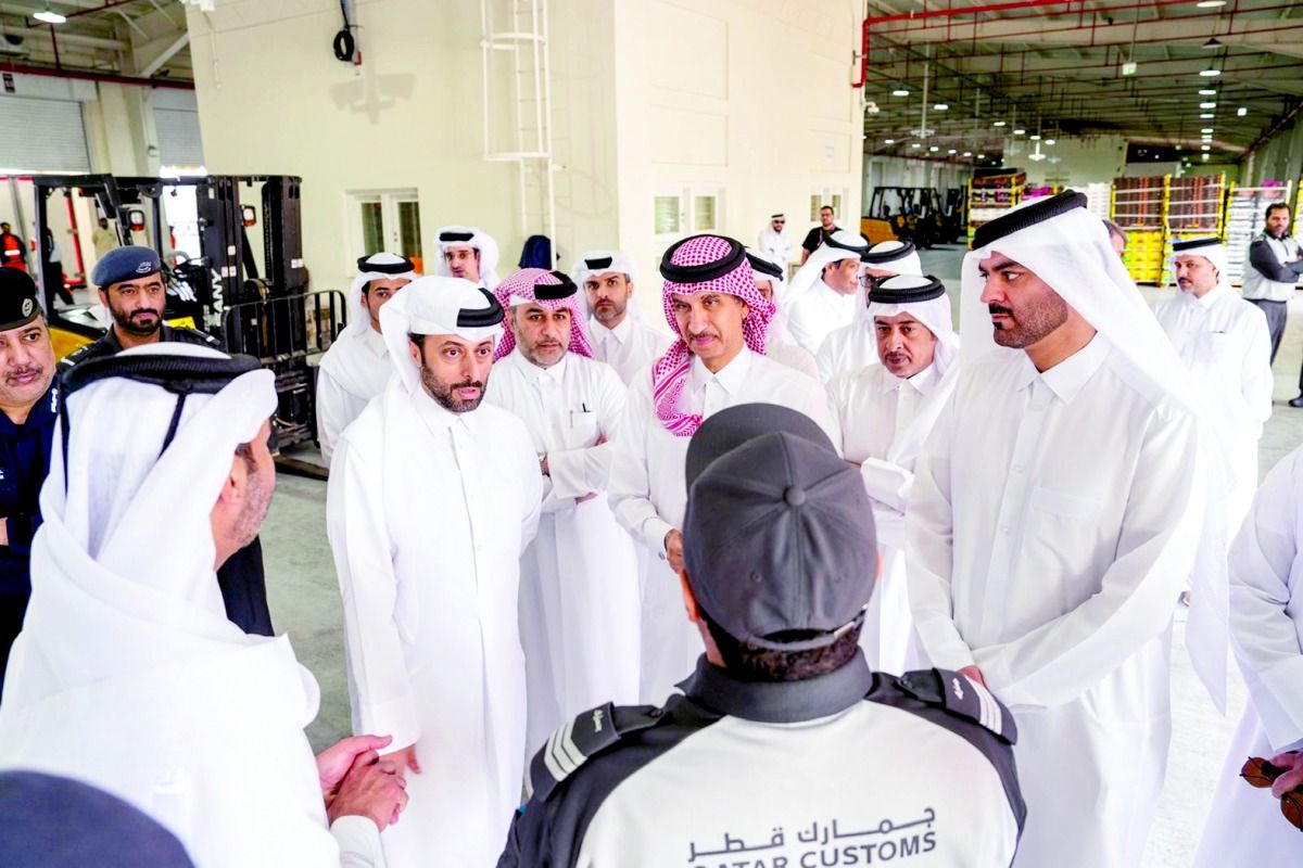 تفقد المرافق الجمركية بالمنفذ وتدقيق الشحنات المستوردة.. وزير البلدية: «أبوسمرة» ركيزة حيوية لانسيابية دخول السلع والبضائع