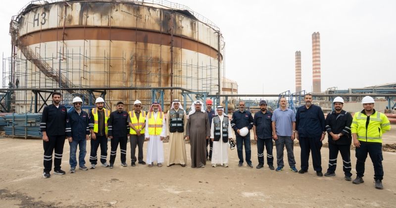 رئيس الوزراء خلال زيارته التفقدية لمحطة الصبية ومنطقة خزانات الوقود في المحطة التي تعرضت لأضرار محدودة نتيجة الاستهداف السافر