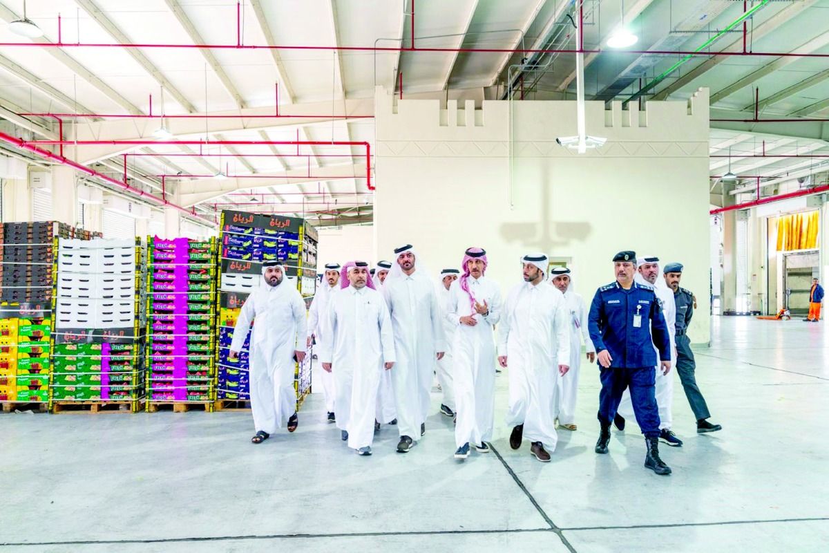 تفقد المرافق الجمركية بالمنفذ وتدقيق الشحنات المستوردة.. وزير البلدية: «أبوسمرة» ركيزة حيوية لانسيابية دخول السلع والبضائع