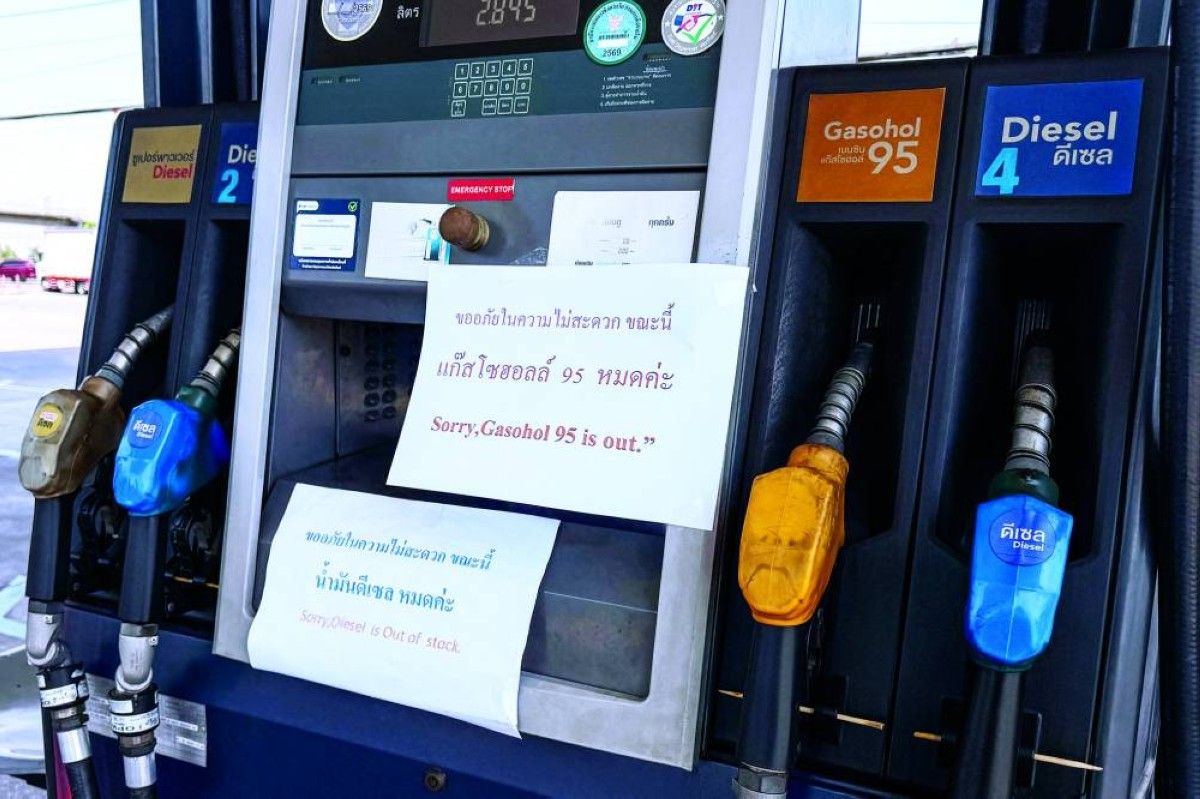 أسعار النفط تتقلب.. وبرنت يتمسك بموقفه فوق 100 دولار