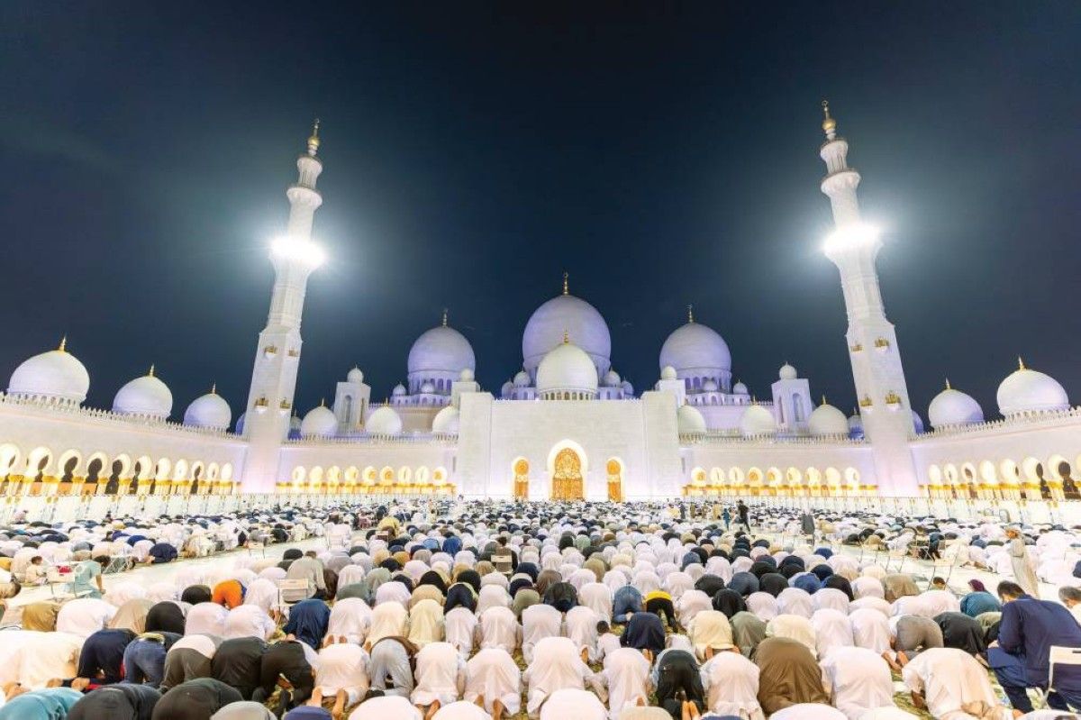 مئات الآلاف من المصلين في مساجد الإمارات يحيون ليلة 27 من رمضان