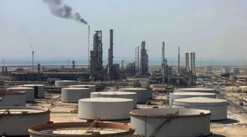 بعد توقف 11 يوماً.. ‘‘أرامكو السعودية’’ تستأنف تشغيل مصفاة رأس تنورة عقب الهجمات الإيرانية