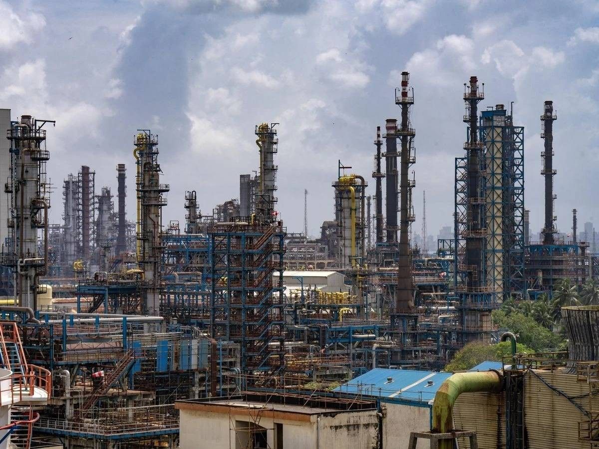 مصافي التكرير وشركات البتروكيماويات الآسيوية تخفض عملياتها الإنتاجية مع تعطل إمدادات النفط