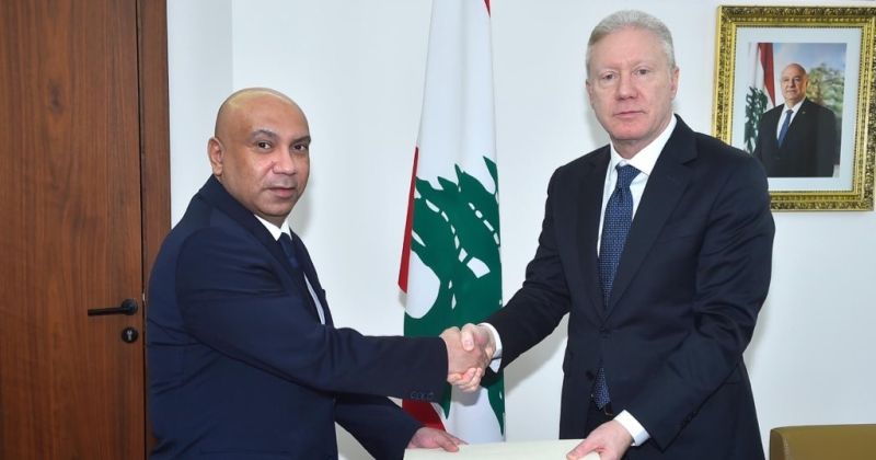 رجي يتسلم نسخة من أوراق اعتماد الشرجي